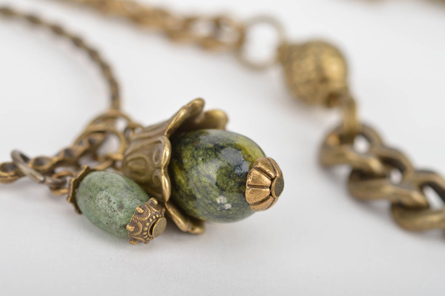 Boucles d'oreilles et collier en métal et perles fantaisie faits main ensemble photo 4