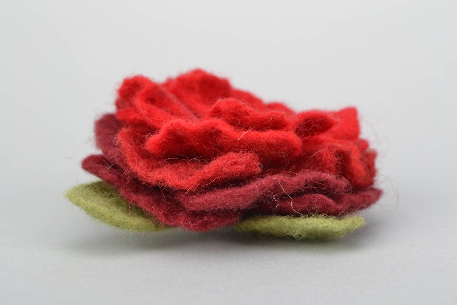 Broche de lã artesanal Flor vermelha acessório de mulher foto 3