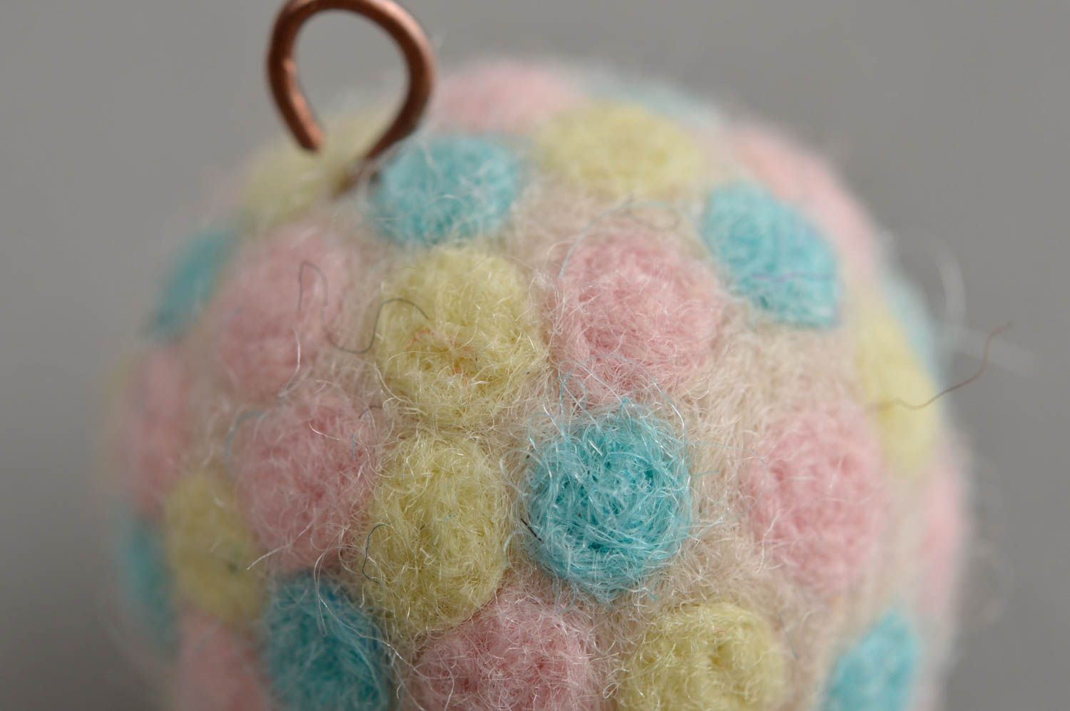 Pendentif boule multicolore tendre fait main en laine technique de feutrage photo 5