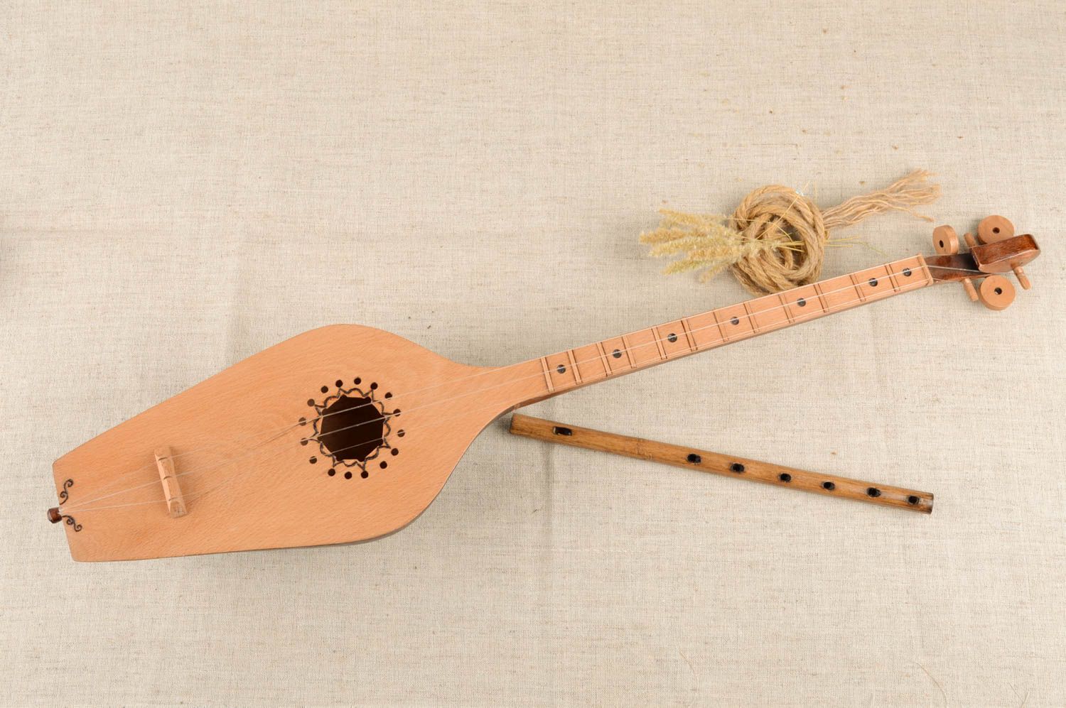 Instrument de musique ethnique fait main pandouri en bois Cadeau original photo 1