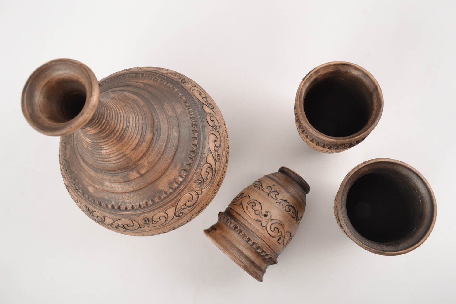 Juego de vajilla de jarrón decorativo y tres vasos de cerámica artesanales foto 4