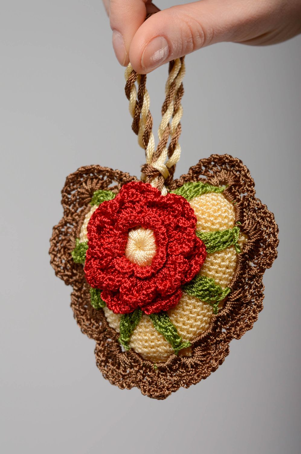 Suspension décorative tricotée au crochet en forme de coeur photo 3