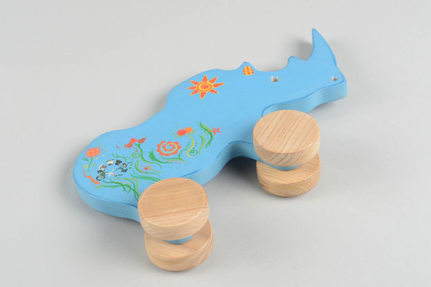 Игрушка ручной работы игрушка из дерева носорог на колесиках игрушка-каталка фото 4