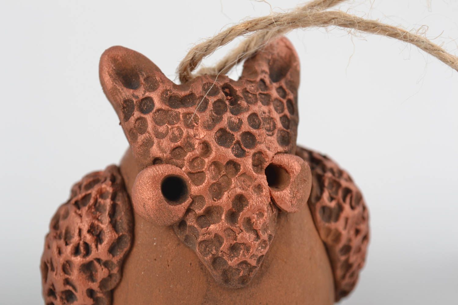 Petite clochette en céramique peinte brune faite main en forme de hibou photo 4