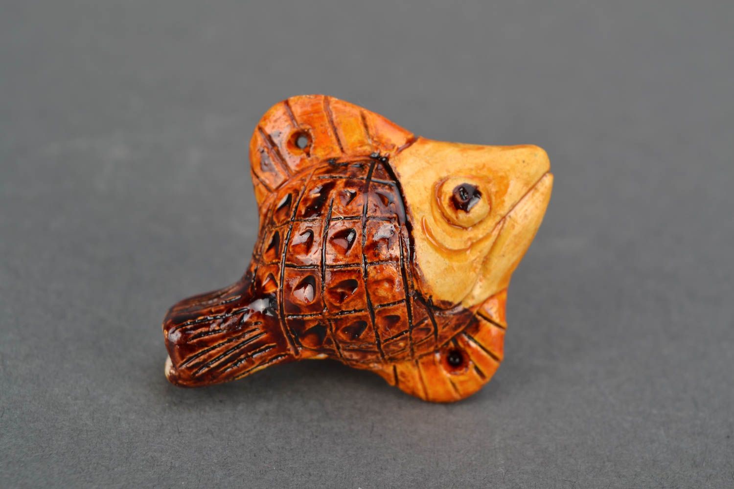 Silbato de arcilla con forma de pez foto 1