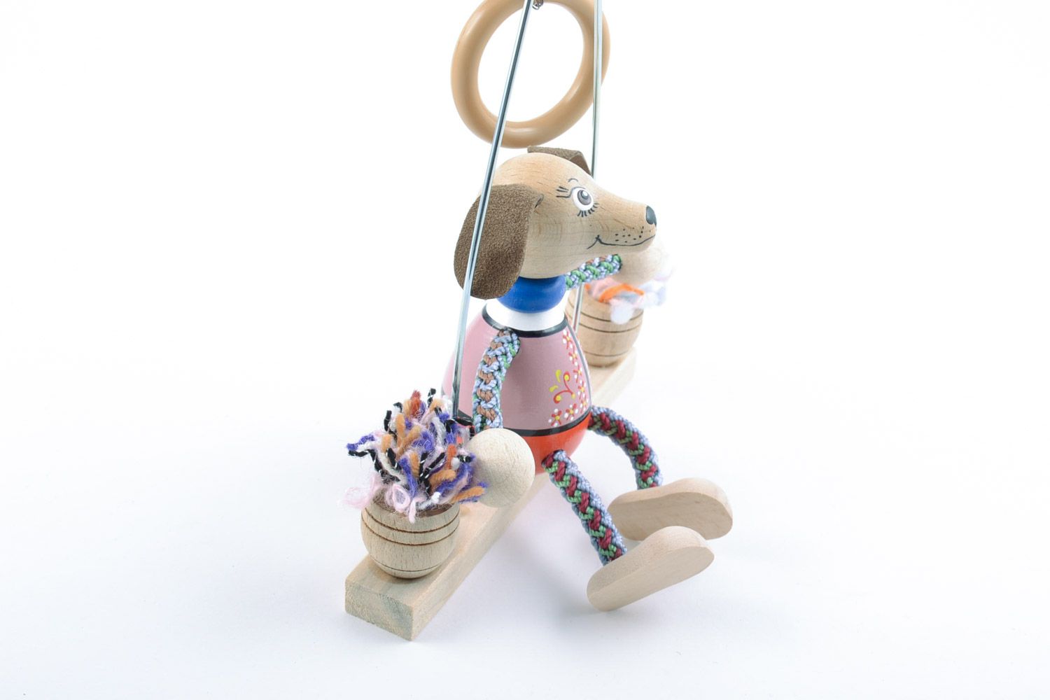 Petit jouet Chien en bois de hêtre avec balançoire peint original fait main photo 4