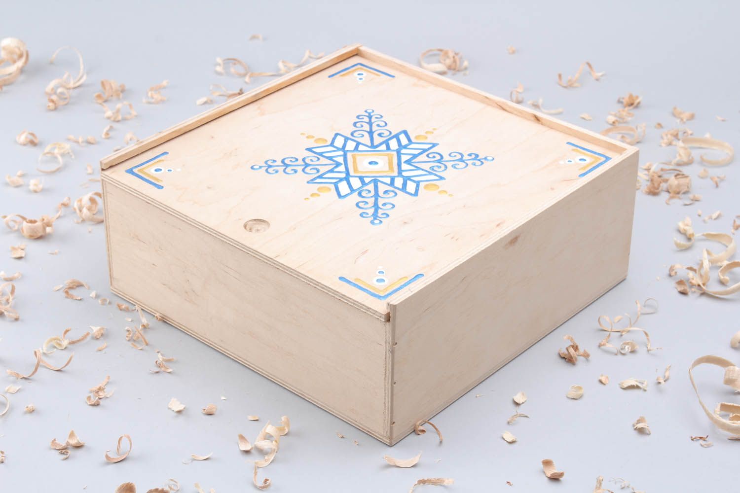 Caixa espaçosa artesanal de madeira com ornamento pintada com tintas acrílicas foto 5