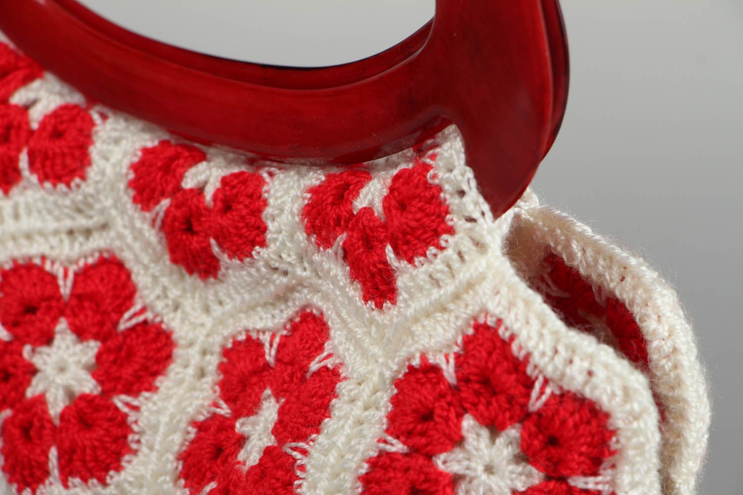 Bolsa crochet con flores rojas foto 3