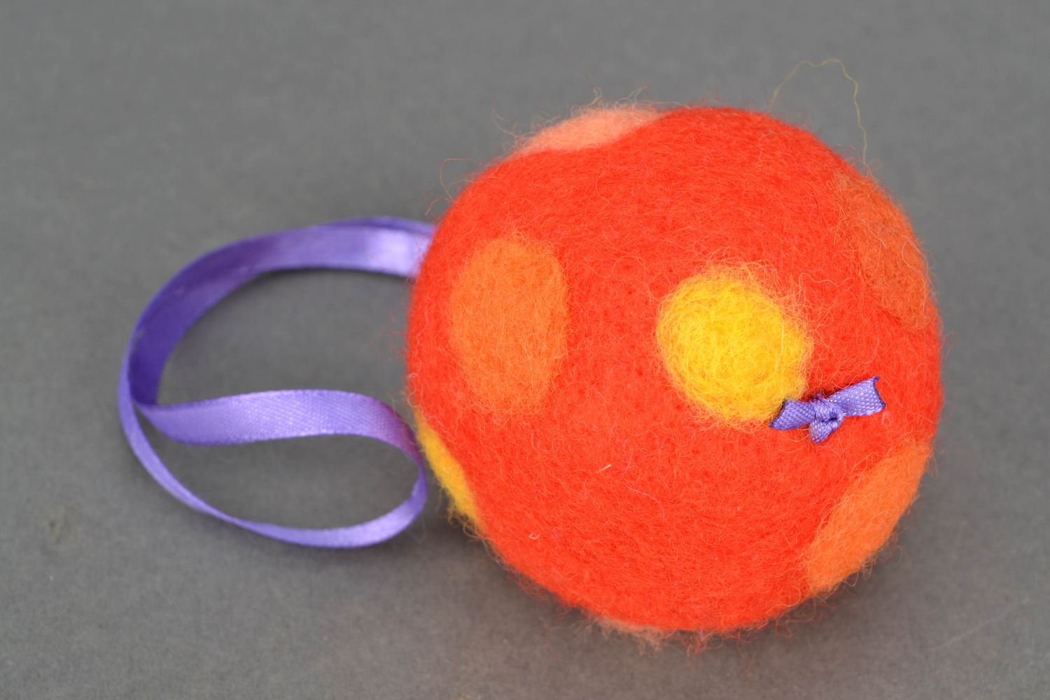 Red wool felted Christmas ball photo 4