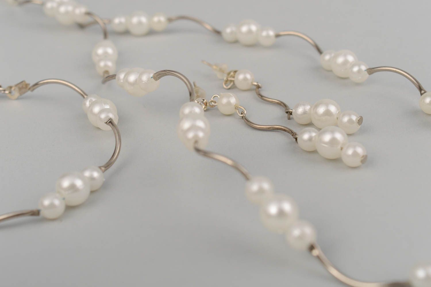 Ensemble de collier bracelet boucles d'oreilles blanc fait main en plastique photo 5