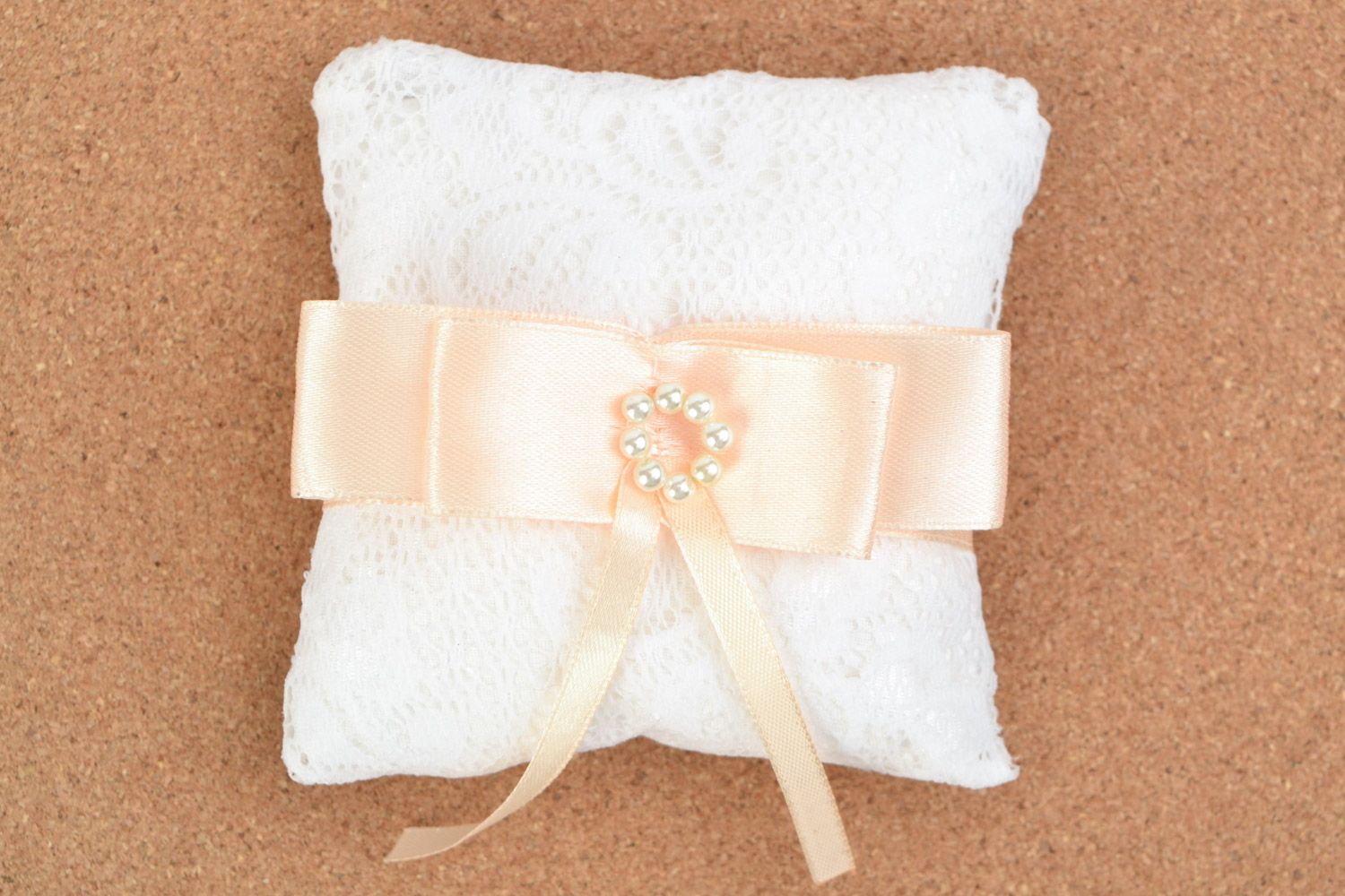 Свадебная подушечка для колец из кружева и ткани ручной работы с бантом красивая фото 3