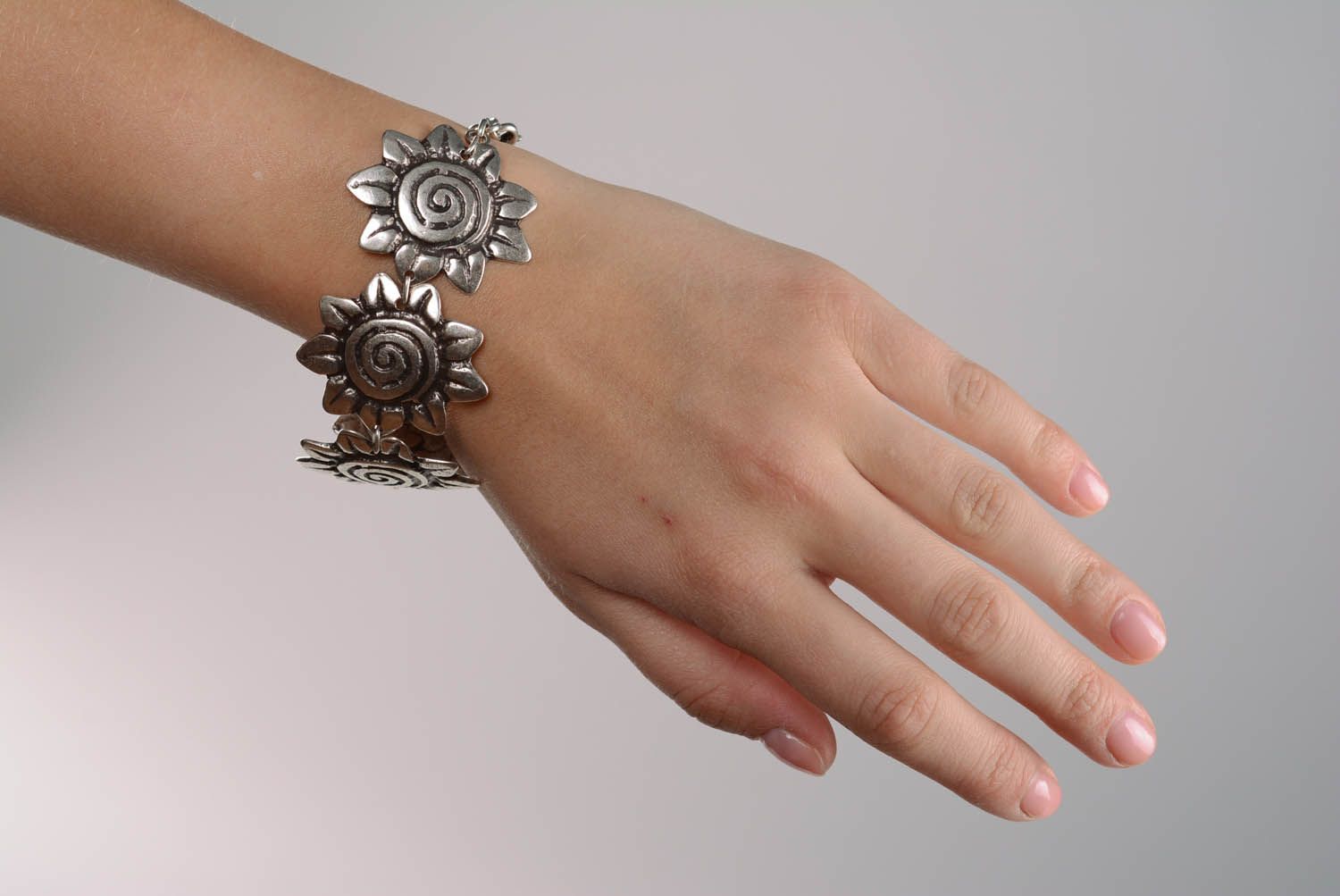 Pulseira de metal feita à mão bracelete femininos artesanais Girassol foto 3