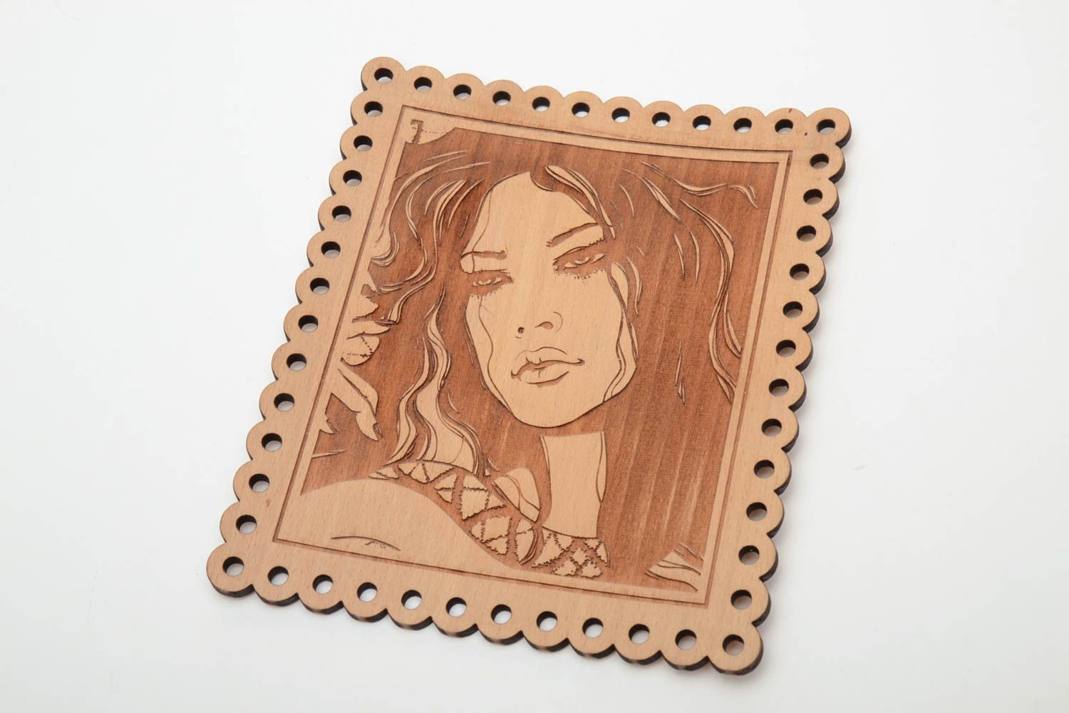 Petit tableau décoratif en bois gravé au laser et perforé portrait de femme photo 2