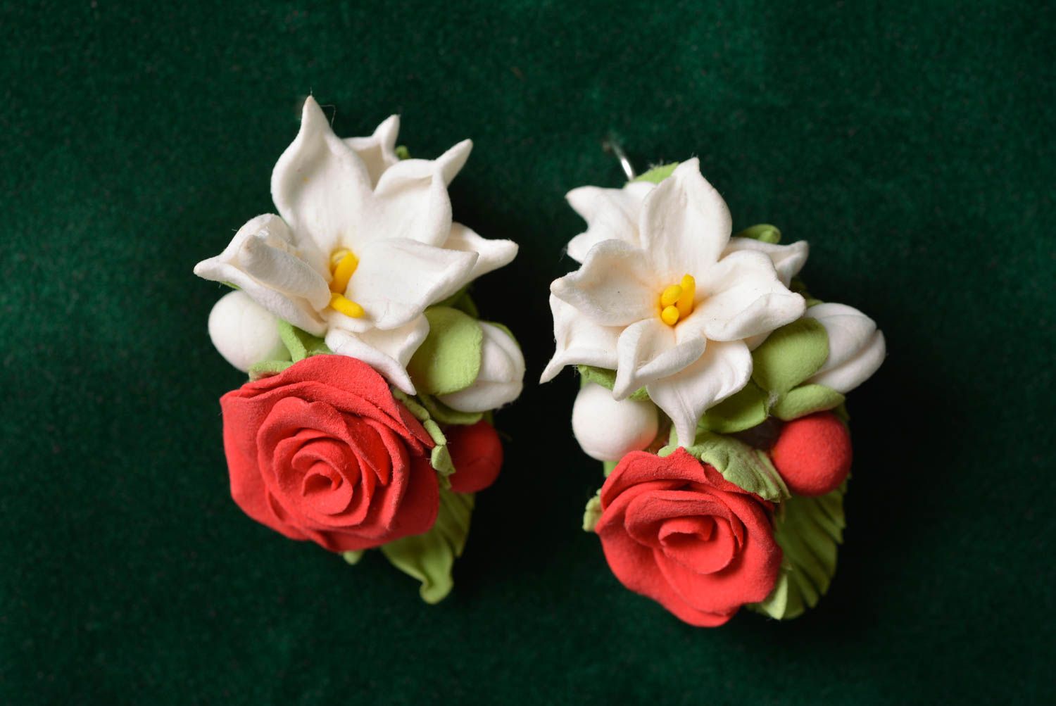 Jolies boucles d'oreilles fleurs en pâte polymère faites main design de créateur photo 1