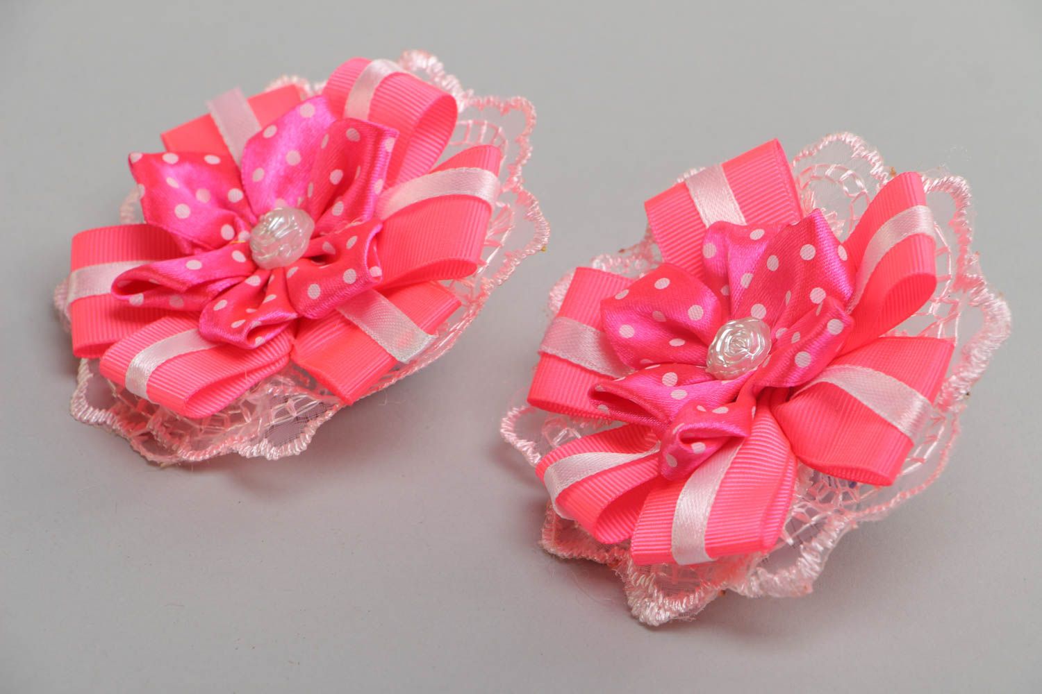 Handmade Blumen Haargummi Set 2 Stück aus Atlasbändern und Spitze rosa Blumen  foto 2