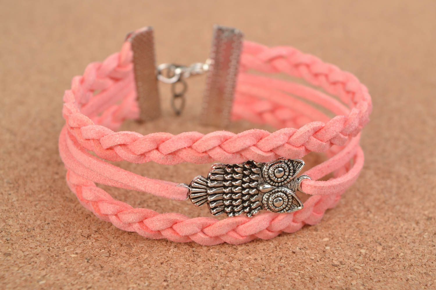 Розовый плетеный браслет из замши для девочки тройной аксессуар ручной работы фото 1