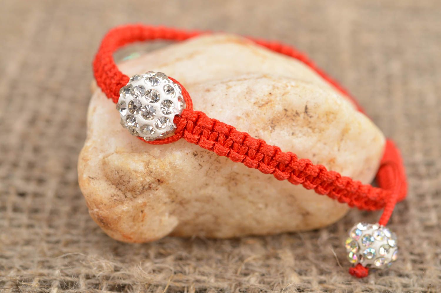 Schönes originelles rotes handgemachtes Armband aus Textil und Glasperlen foto 1
