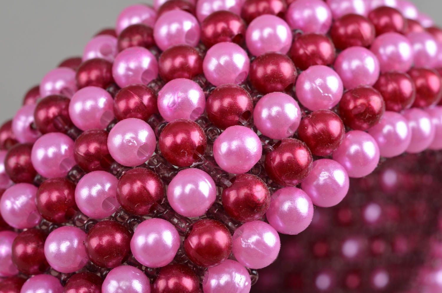 Schönes rosa Armband aus Glasperlen stilvoll grell künstlerische Handarbeit foto 4