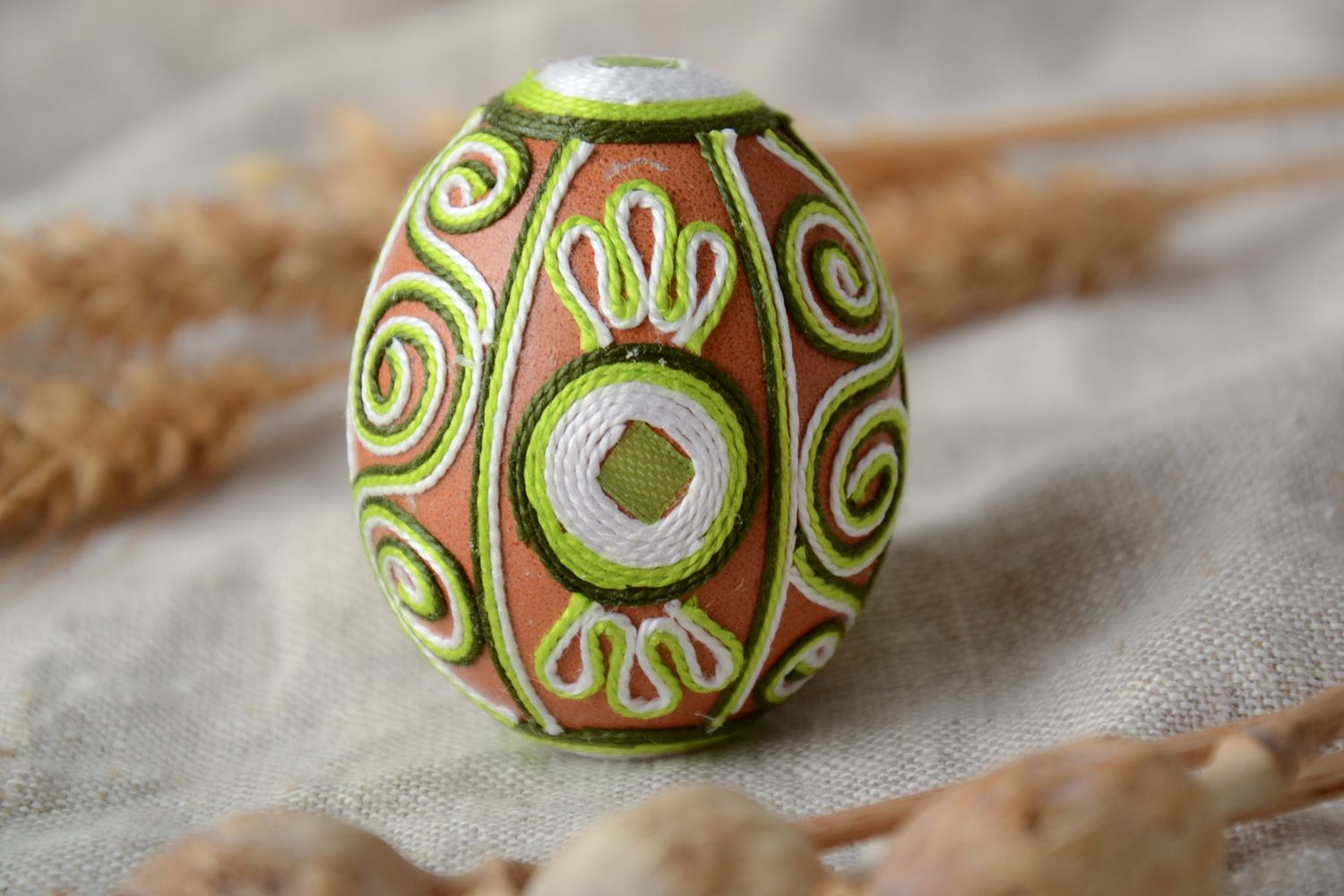 Huevo de Pascua decorado con hilos de seda  foto 1