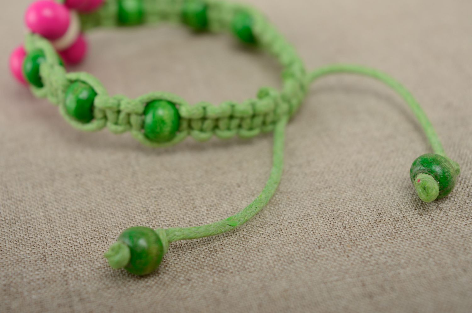 Bracelet en macramé de lacet ciré et perles en bois vert fleur fait main femme photo 4