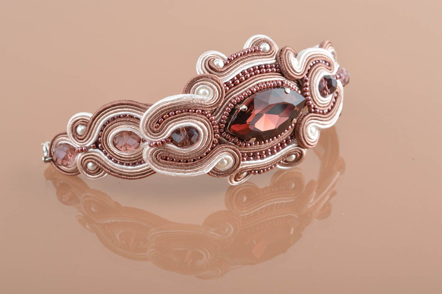 Breites handgemachtes schönes Soutache  Armband mit Glasperlen braun für Damen  foto 5