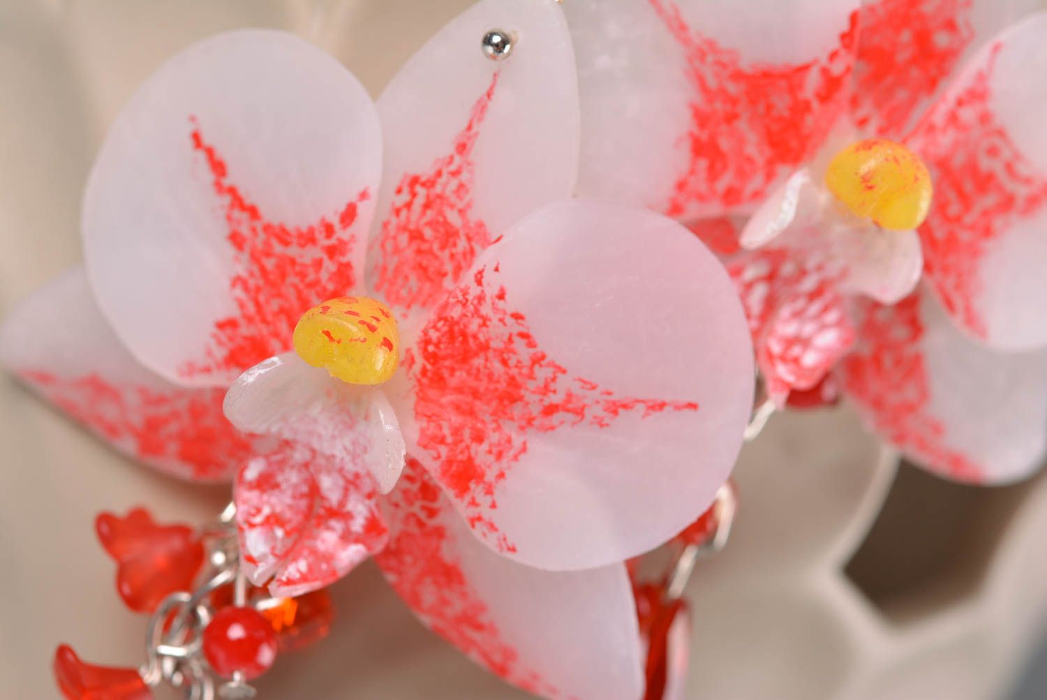 Boucles d'oreilles en pâte polymère faites main avec fleurs exotiques originales photo 2