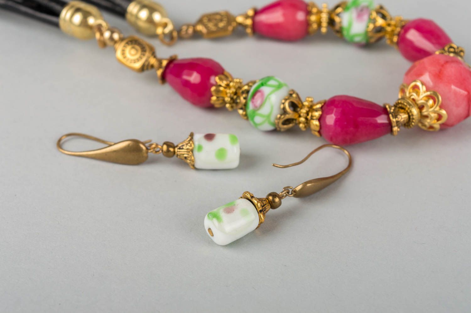 Set de boucles d'oreilles et collier faits main en pierres naturelles design photo 5