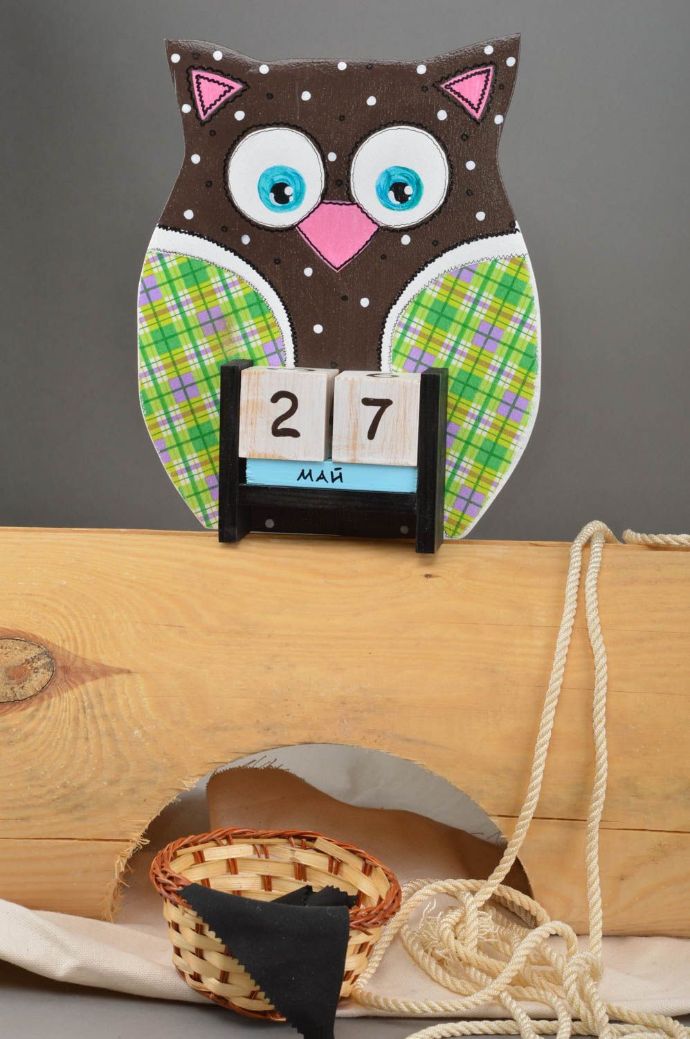Origineller brauner lustiger handmade Tischkalender aus Holz Eule mit Muster foto 1