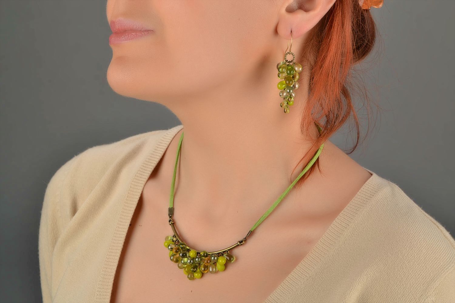Parure bijoux collier boucles d'oreilles perles de verre faits main Grappe verte photo 1