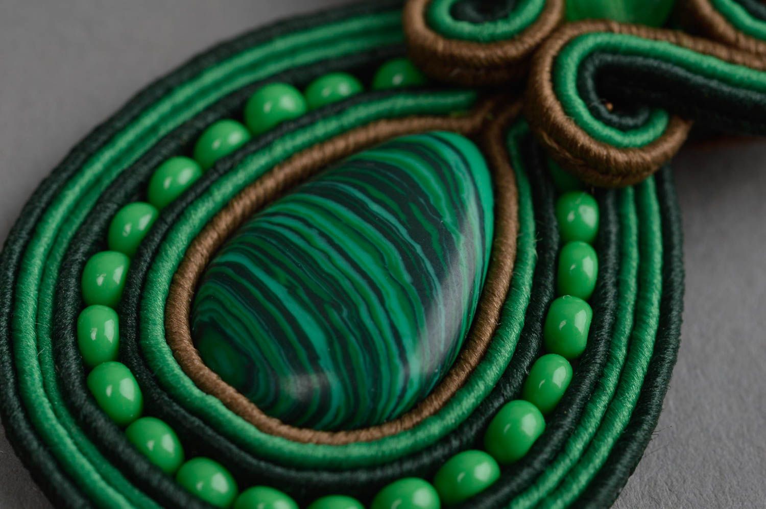 Зеленые серьги в сутажной технике ручной работы с натуральным камнем Бермуды фото 5