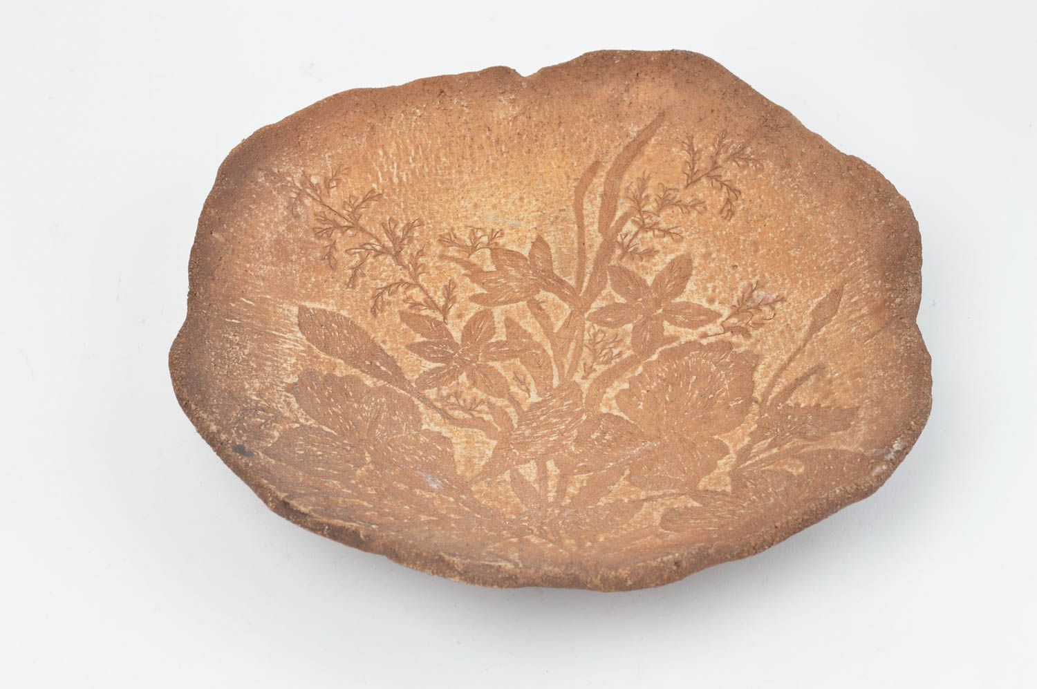 Assiette sur pieds ronde en argile à motif floral en relief faite main marron photo 4