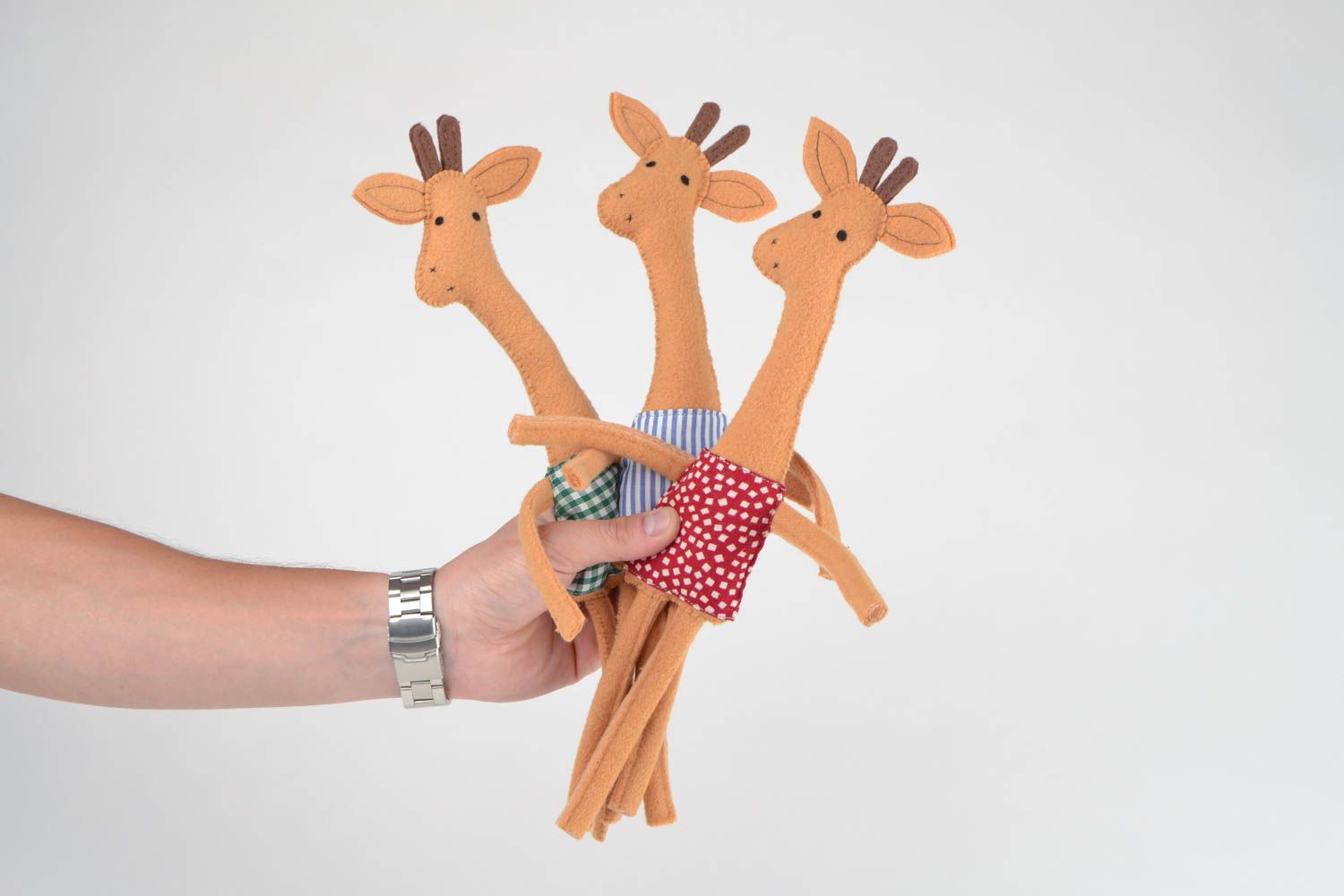 Набор игрушек в виде жирафов из фетра ручной работы оригинальные 3 штуки фото 2