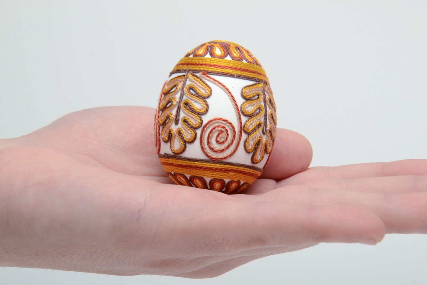 Oeuf de Pâques fait main décoratif entouré de fils de soie jaune original photo 5