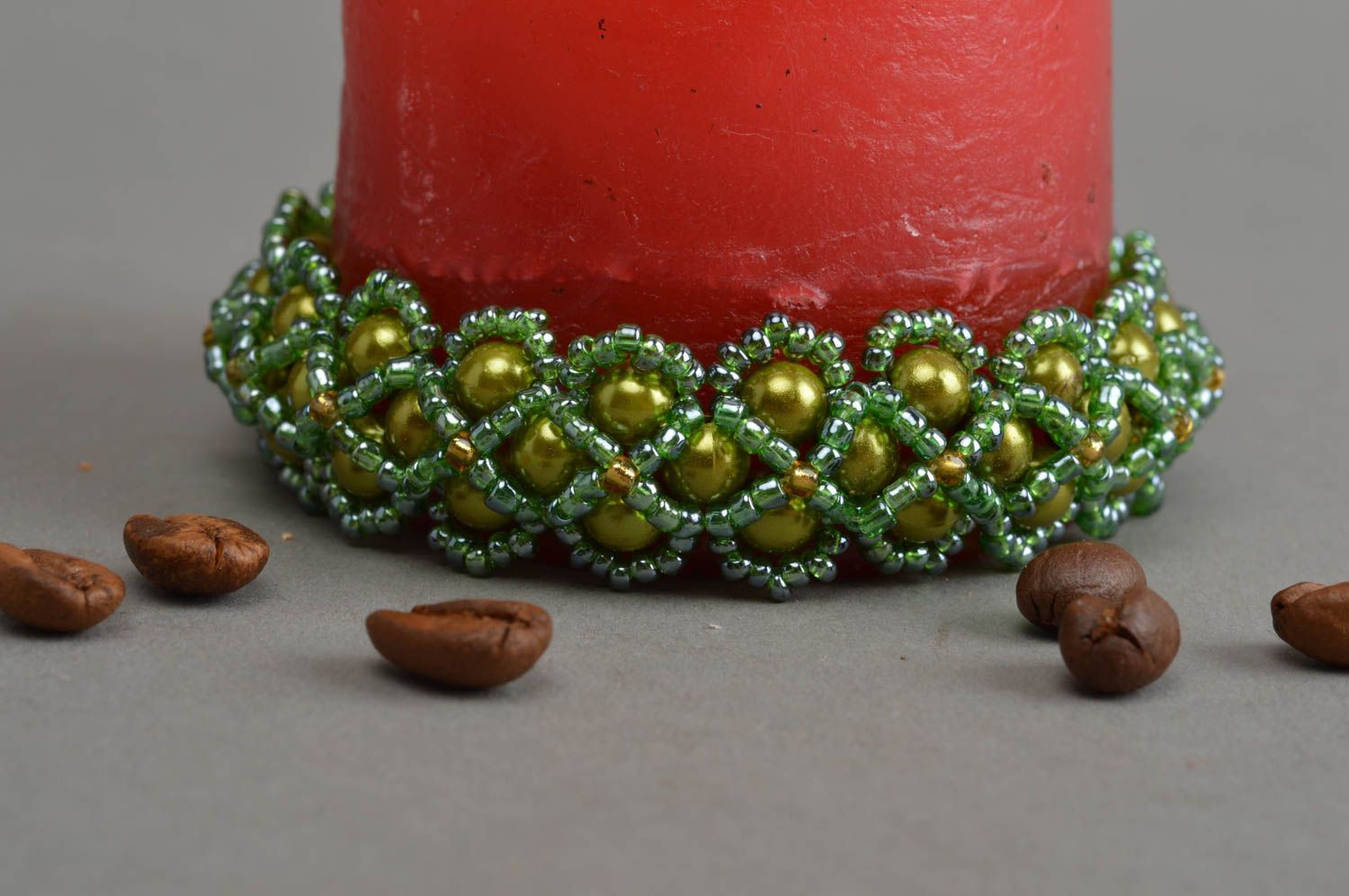 Яркий браслет на руку из бисера и бусин ручной работы красивый Зеленые петли фото 5