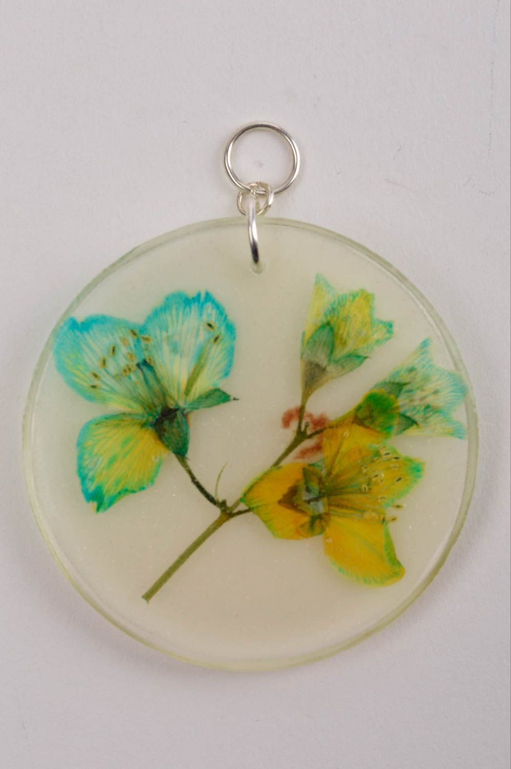 Кулон ручной работы с цветком украшение из ювелирной смолы авторская бижутерия фото 2