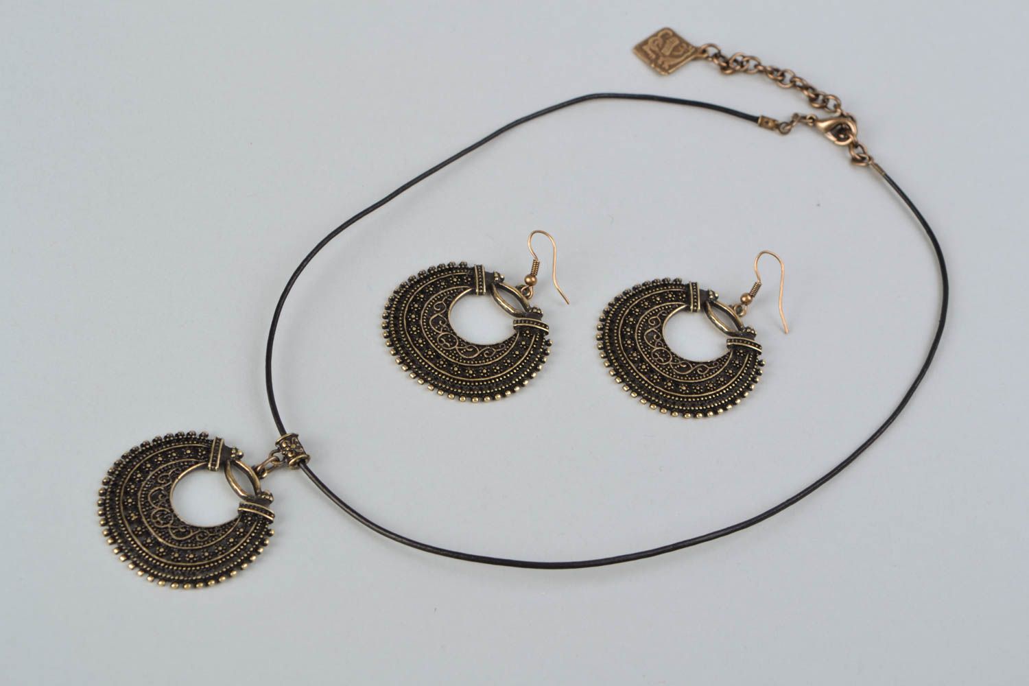 Boucles d'oreilles et collier artisanaux en métal avec couche galvanisée photo 4
