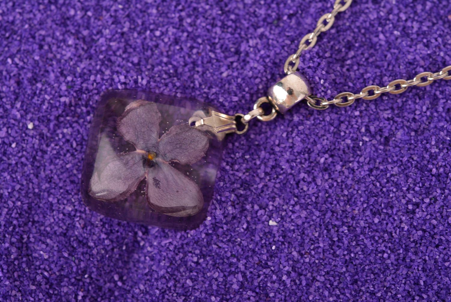 Pendentif fait main résine époxy Bijou fantaisie violet fleur séchée Bijou femme photo 1