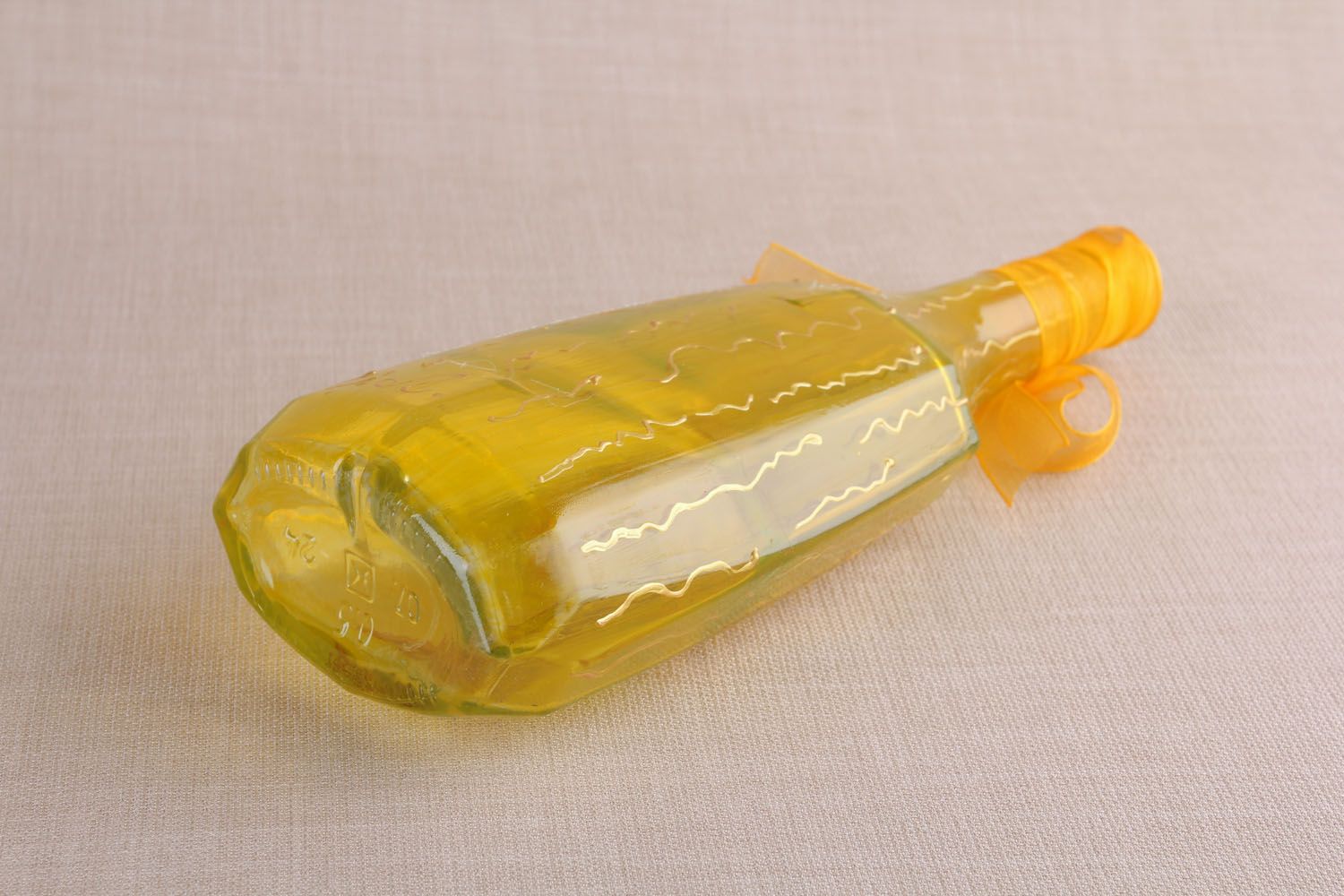 Желтая бутылка с витражной росписью фото 4