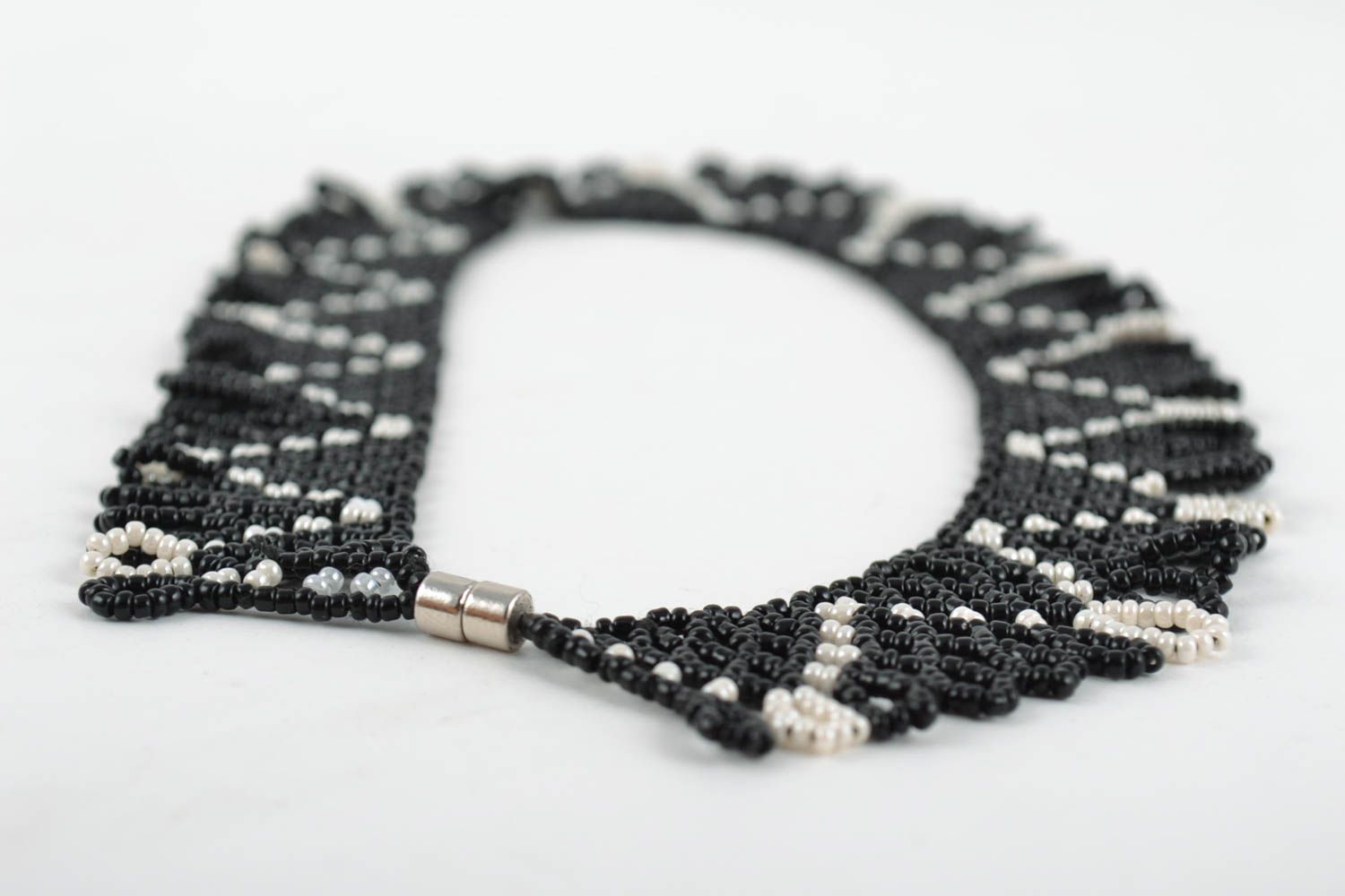 Collier tressé en perles de rocaille tchèques noir-blanc fait main élégant photo 4