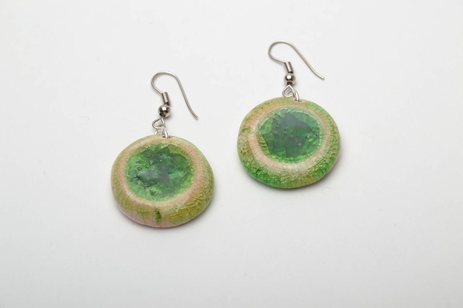 Круглые керамические сережки со стеклом зеленые фото 2