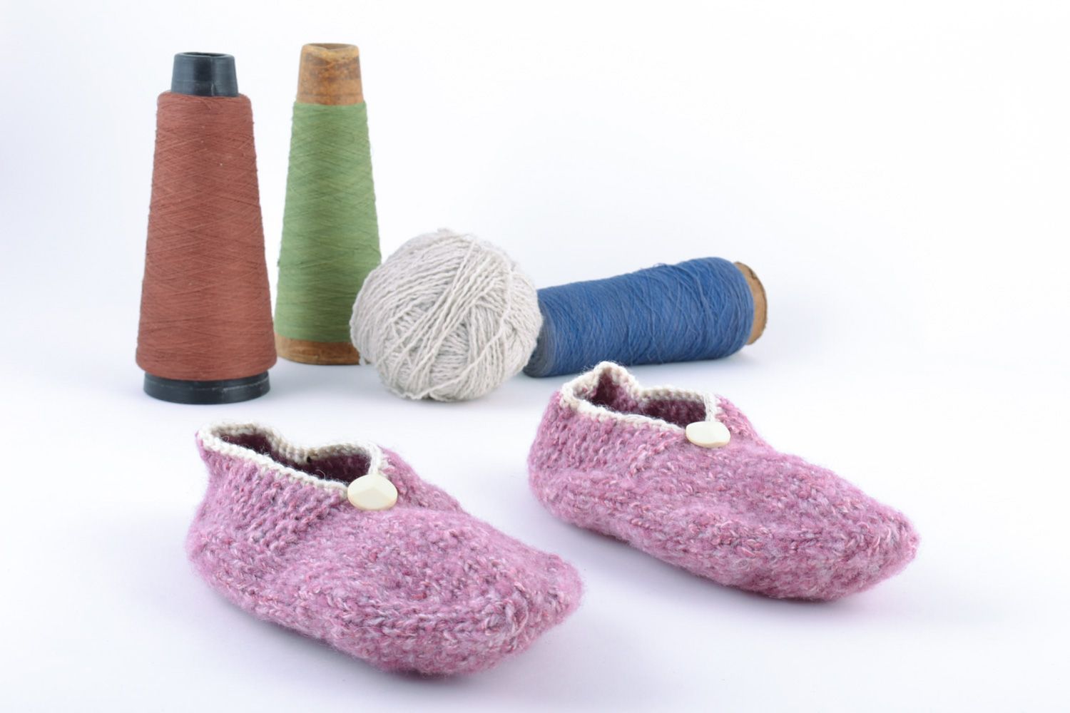 Pantoufles en mi-laine faites main mauves tricotées avec les aiguilles photo 1