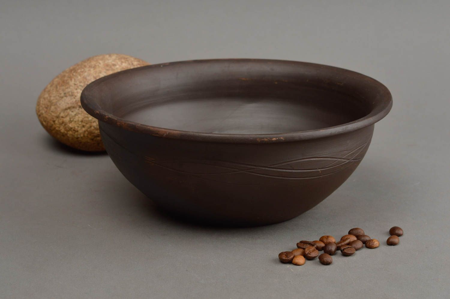 Saladier en céramique brun foncé creux de taille moyenne fait main original photo 1