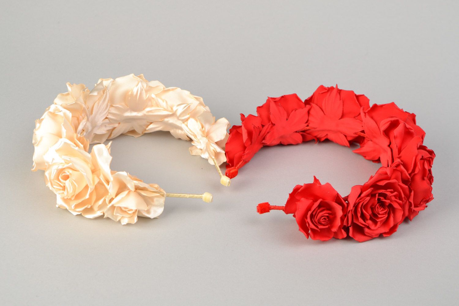 Conjunto de diademas originales de raso y satén artesanales 2 piezas con forma de rosas rojas y blancas  foto 5