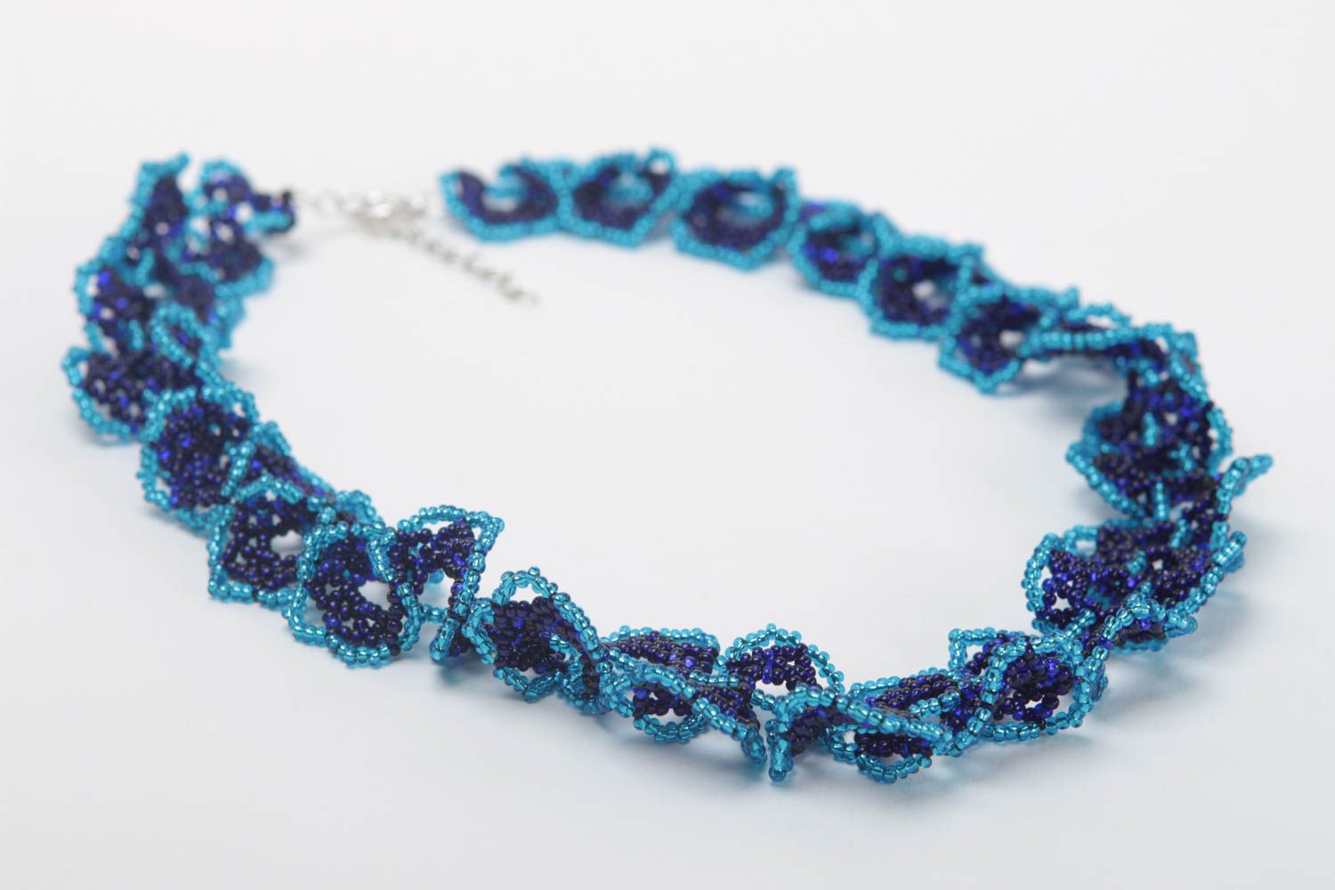 Ожерелье из бисера ручной работы красивое женское в синих тонах авторское фото 3