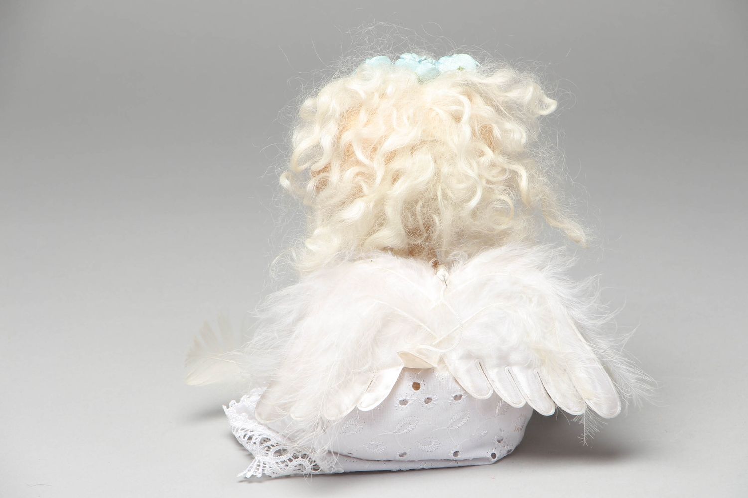 Bambola in stoffa fatta a mano angelo bello in vestito bianco da decorazione
 foto 3