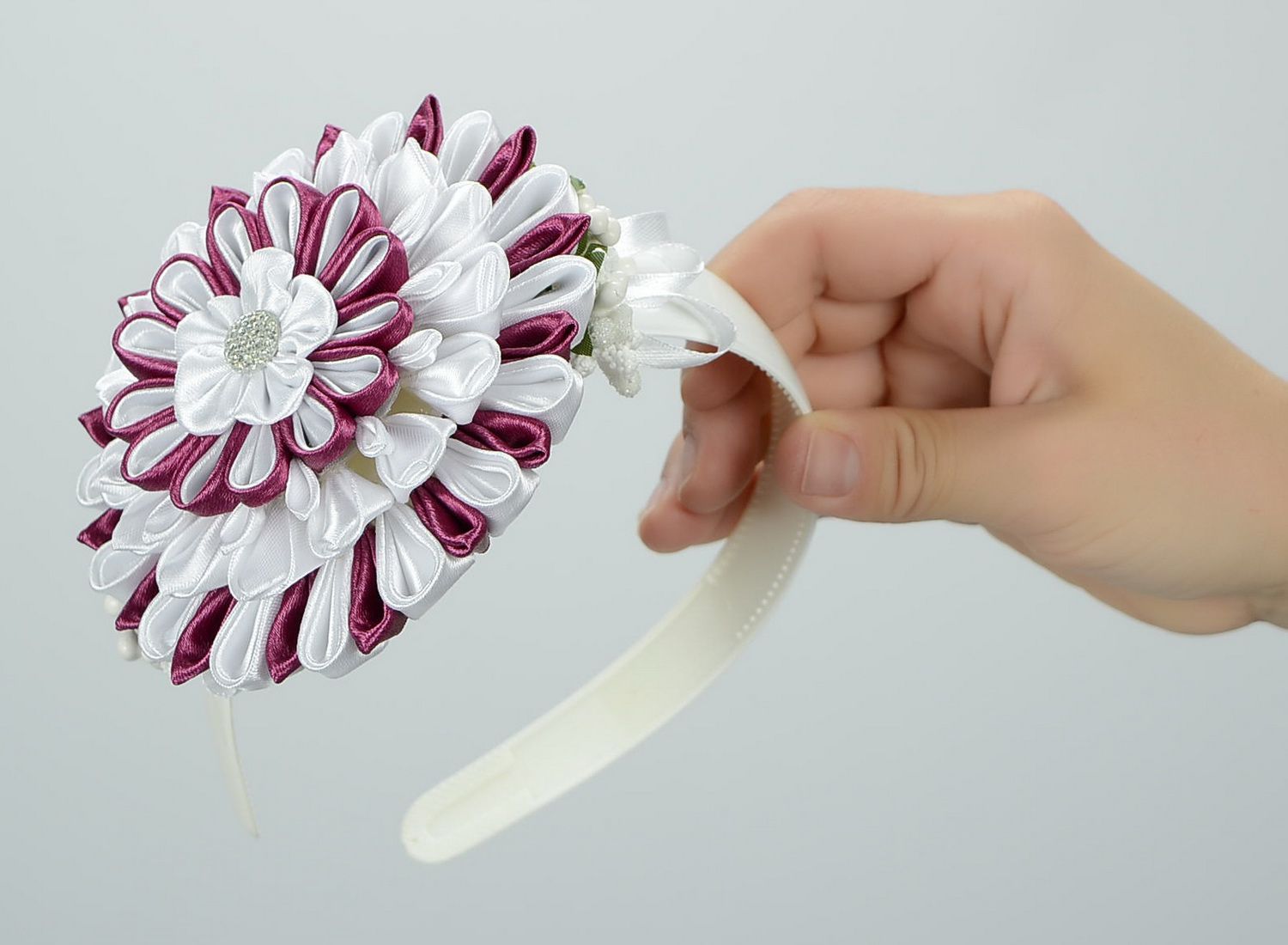 Diadema o corona de color Burdeos-blanco para la cabeza con flores de raso foto 4
