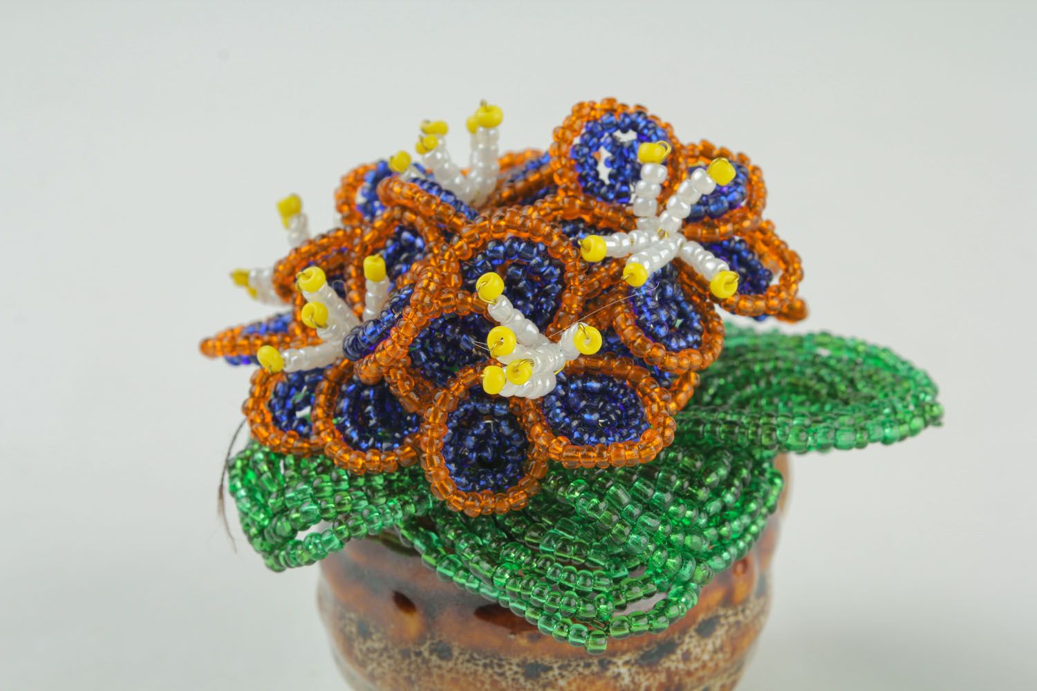 Fleurs violettes décoratives en perles de rocaille dans un pot  photo 5