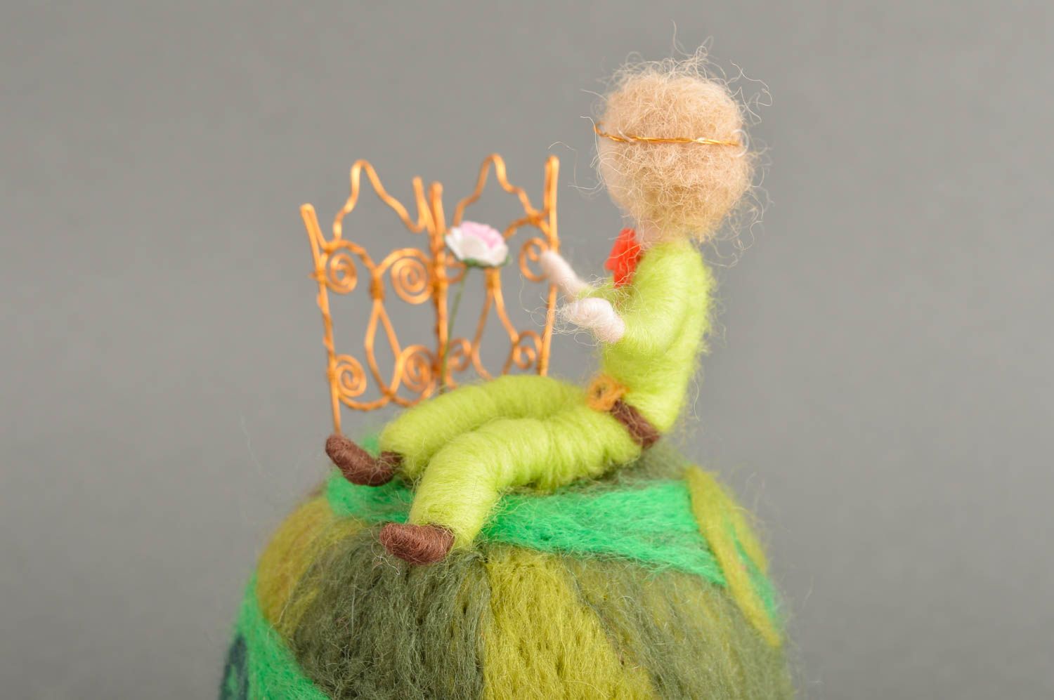 Игрушка из валяной шерсти ручной работы коллекционная фигурка декоративная кукла фото 4