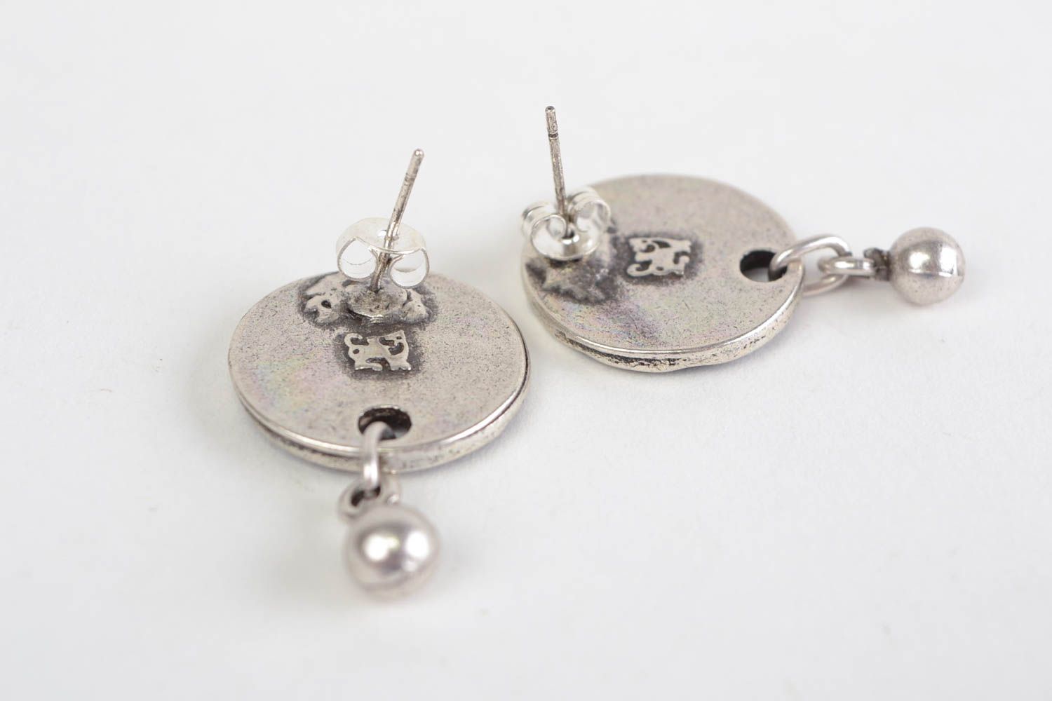 Handmade runde Metall Ohrringe Nelken originell mit Muster für Frauen foto 5