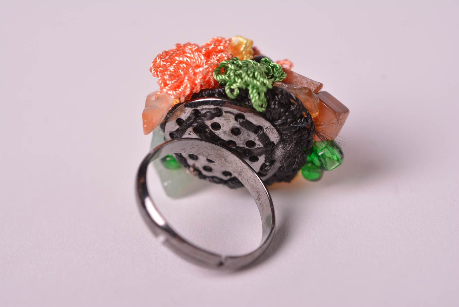 Вязаное украшение кольцо ручной работы бижутерия кольцо с бисером и камнями фото 5